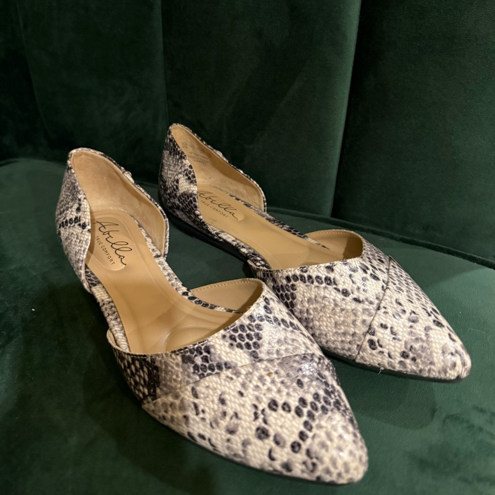 Ariella Black and Cream Flats with Sophisticated Style